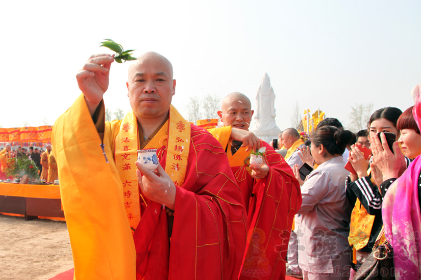 法师手持杨枝净水 洒净加持三源寺道场(图片来源:菩萨在线 摄影:妙双)
