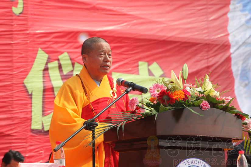 江西宜春百丈禅寺顿雄法师致辞(图片来源:菩萨在线 摄影:妙双)