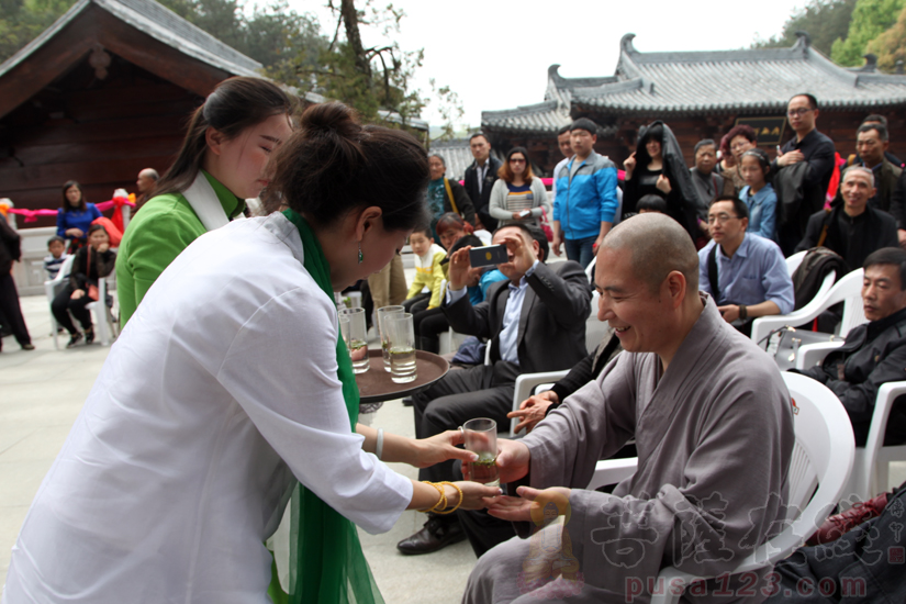 讲习师为三祖寺住持宽容法师敬茶(图片来源:菩萨在线 摄影:妙双)