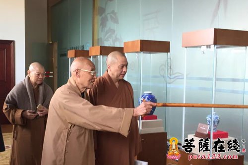 佛教-上海洪福寺圣怀法师一行参拜灵山大佛