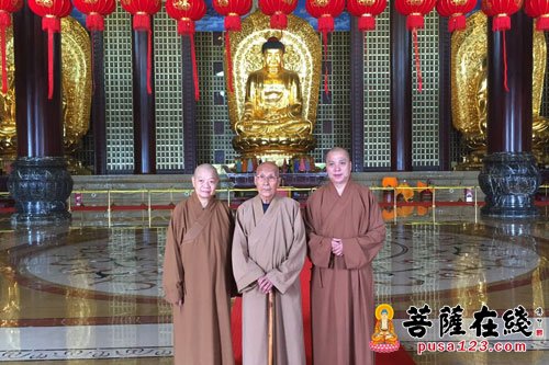 佛教-上海洪福寺圣怀法师一行参拜灵山大佛