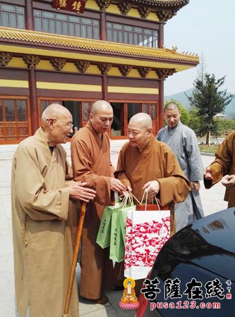 佛教-上海洪福寺圣怀法师一行参拜灵山大佛