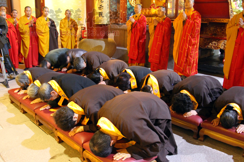 跪拜(图片来源:菩萨在线 摄影:妙梵)