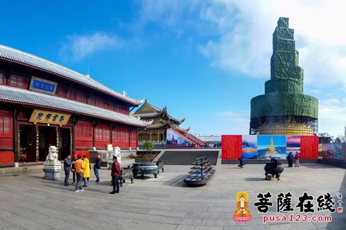 永寿-永寿大和尚一行检查金顶十方普贤圣像装金工程施工进展情况