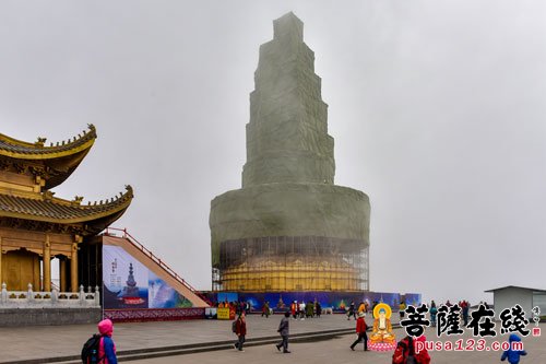 永寿-永寿大和尚一行检查金顶十方普贤圣像装金工程施工进展情况