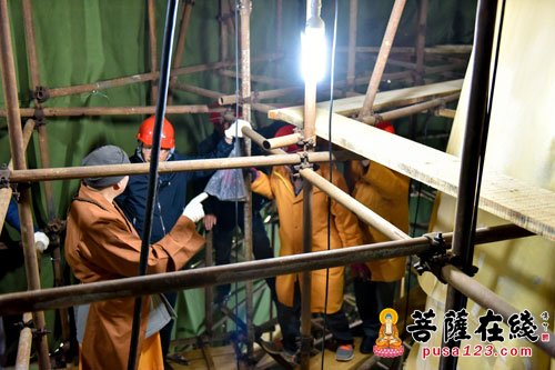 永寿-永寿大和尚一行检查金顶十方普贤圣像装金工程施工进展情况