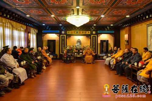 永寿-永寿大和尚一行检查金顶十方普贤圣像装金工程施工进展情况