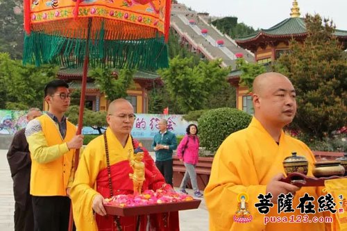 释迦牟尼-千名僧俗云集南山 恭祝佛陀圣诞沐浴太子