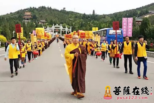 释迦牟尼-千名僧俗云集南山 恭祝佛陀圣诞沐浴太子