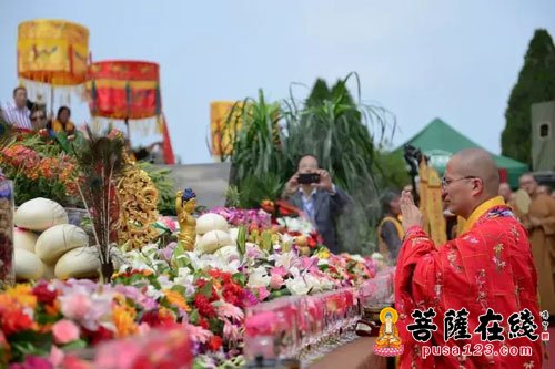 释迦牟尼-千名僧俗云集南山 恭祝佛陀圣诞沐浴太子