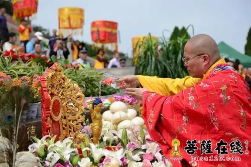 释迦牟尼-千名僧俗云集南山 恭祝佛陀圣诞沐浴太子