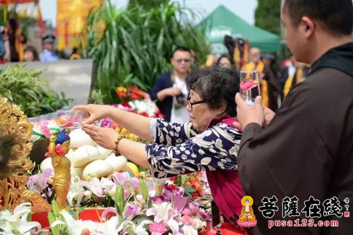 释迦牟尼-千名僧俗云集南山 恭祝佛陀圣诞沐浴太子