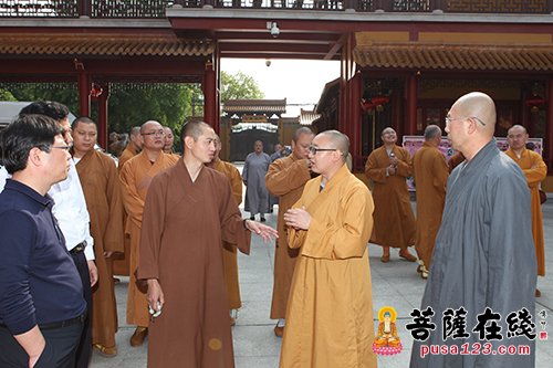 崇明县佛教协会参访团一行参访上海二严寺