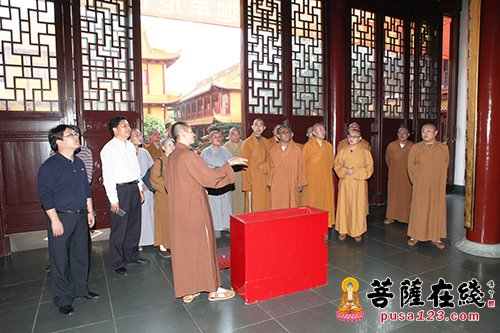 崇明县佛教协会参访团一行参访上海二严寺