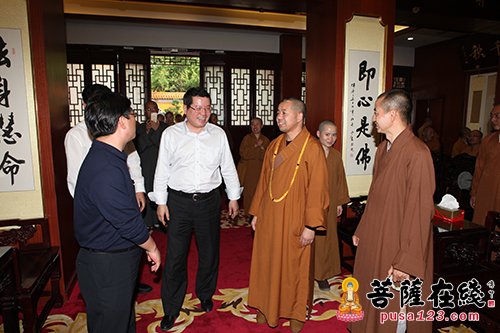 崇明县佛教协会参访团一行参访上海二严寺