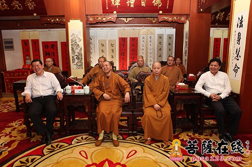 崇明县佛教协会参访团一行参访上海二严寺
