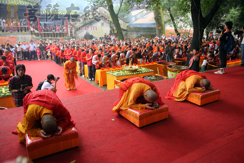 【高清图集】广西桂平西山第十届浴佛节浴佛祈福圣典,泼水活动举行