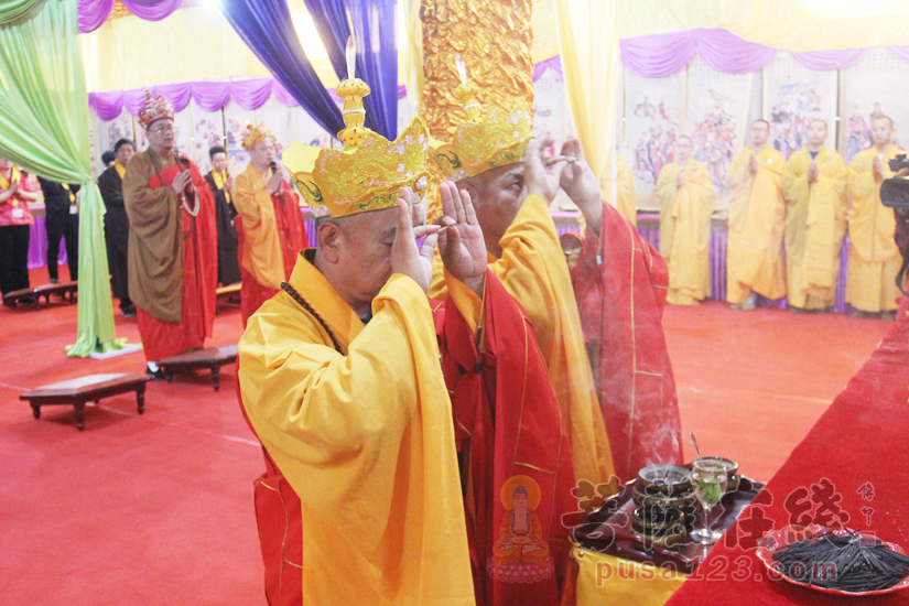 拈香祈福(图片来源:菩萨在线 摄影:妙静)