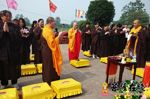 全世界的佛教徒通常都會以浴佛的方式來紀念這一最隆重的佛教節日.