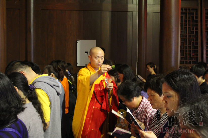              文渊法师为每位考生