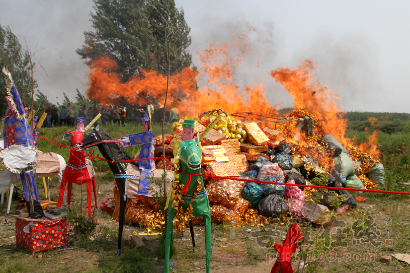 大护法点燃西方船(图片来源:菩萨在线 摄影:妙静)