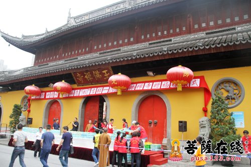 上海玉佛禅寺免费发放端午“福粽” 市民早起排队“抢”