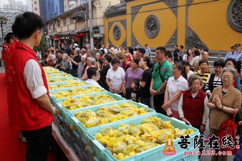上海玉佛禅寺免费发放端午“福粽” 市民早起排队“抢”