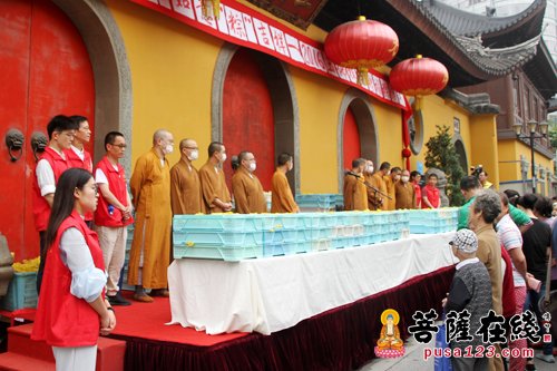 上海玉佛禅寺免费发放端午“福粽” 市民早起排队“抢”
