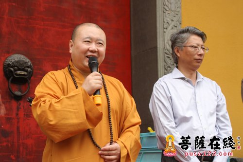 上海玉佛禅寺免费发放端午“福粽” 市民早起排队“抢”