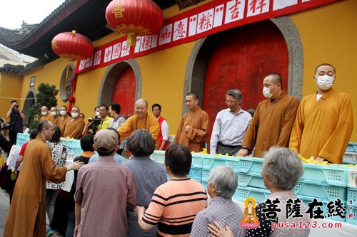 上海玉佛禅寺免费发放端午“福粽” 市民早起排队“抢”