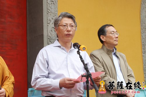上海玉佛禅寺免费发放端午“福粽” 市民早起排队“抢”