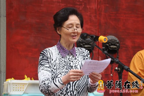上海玉佛禅寺免费发放端午“福粽” 市民早起排队“抢”