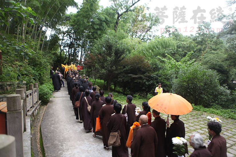 來自省內外僧俗數百人前去送行(圖片來源:菩薩在線 攝影:妙善)