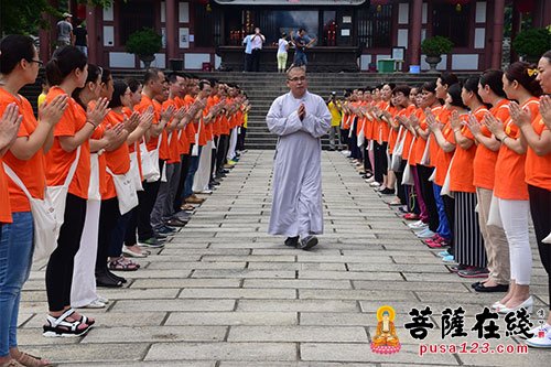 学员们合十列队前往方丈室,迎请芙蓉寺了空大和尚为学员们开示说法