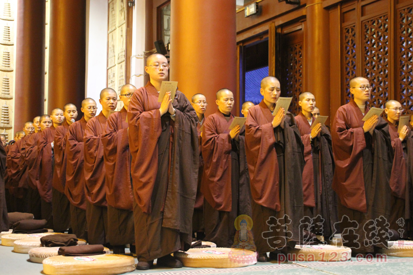 600余尼众及十方善众齐声诵经(图片来源:菩萨在线 摄影:妙梵)