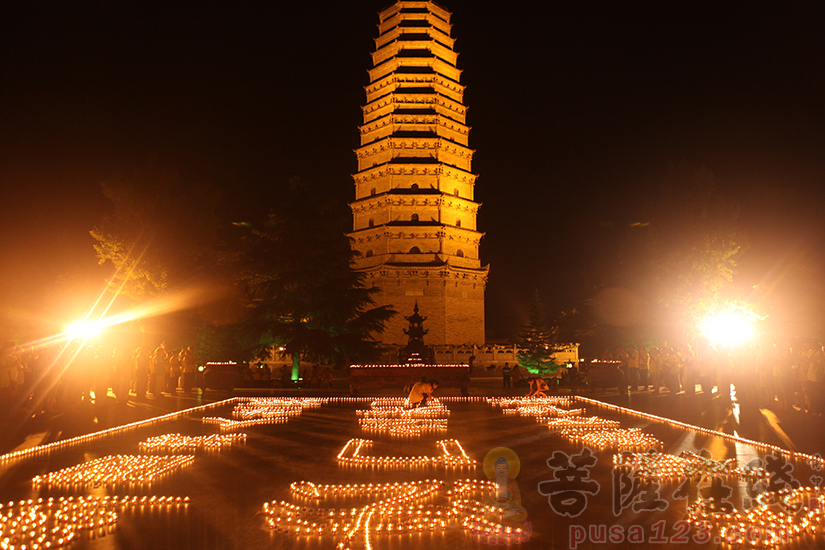 义工将莲花灯摆成"福慧双修""法门之光""圆满人生""卍"字样 (图片来源