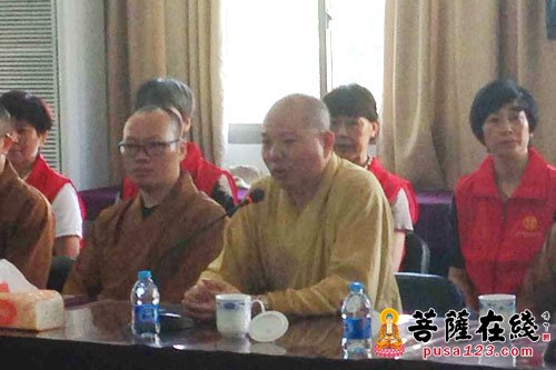 高温天气-菩萨快报：玉佛禅寺炎热夏天为环卫工人送清凉