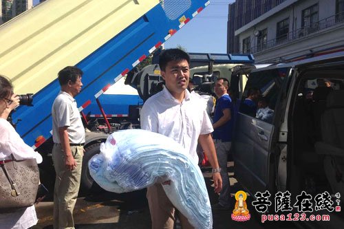 高温天气-菩萨快报：玉佛禅寺炎热夏天为环卫工人送清凉