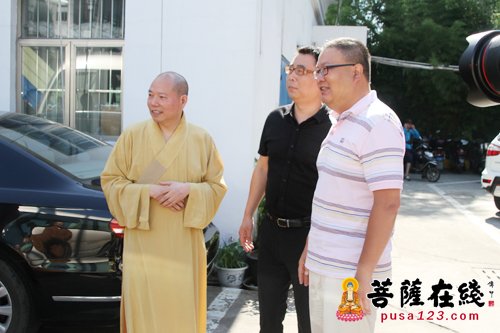 高温慰问-高温中送清凉 上海玉佛禅寺慰问交警及环卫工人
