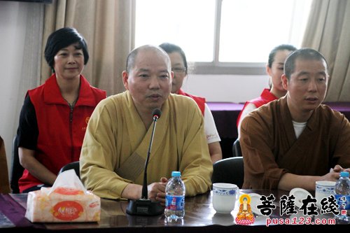 高温慰问-高温中送清凉 上海玉佛禅寺慰问交警及环卫工人