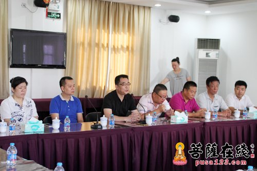 高温慰问-高温中送清凉 上海玉佛禅寺慰问交警及环卫工人