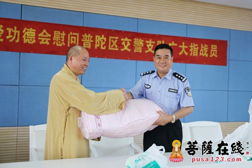 高温慰问-高温中送清凉 上海玉佛禅寺慰问交警及环卫工人