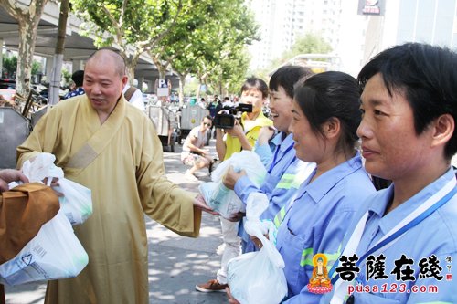 高温慰问-高温中送清凉 上海玉佛禅寺慰问交警及环卫工人