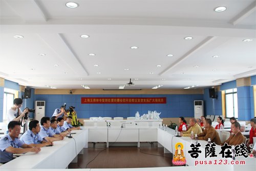 高温慰问-高温中送清凉 上海玉佛禅寺慰问交警及环卫工人