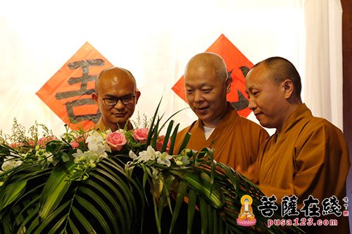 北京龙泉寺监院贤健法师,翻译中心主管悟光法师,国际弘法事务执行长贤