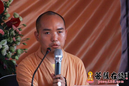 目莲寺住持文慧法师为全体营员开示