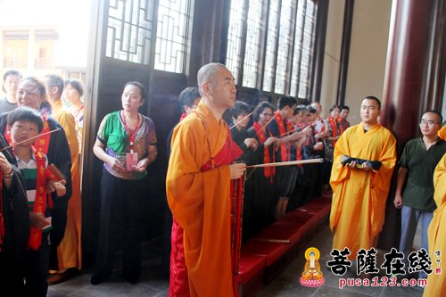 上海宁国禅寺举行观世音菩萨贴金功德法会