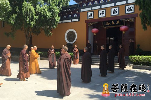 佛教-门肃法师为普陀山佛教协会五位新任副监院送位