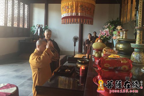 佛教-门肃法师为普陀山佛教协会五位新任副监院送位