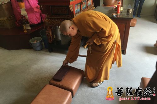 佛教-门肃法师为普陀山佛教协会五位新任副监院送位